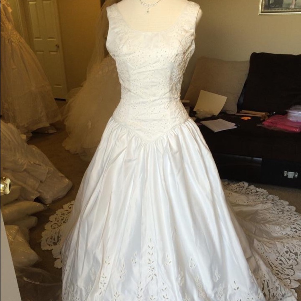 Brand New with tags Ami Lee 913 size 8 ivory color